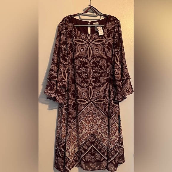 Avenue Dresses & Skirts - Avenue flowy dress women’s size 22/24 burgundy 3/4 sleeves with ruffles on ends
